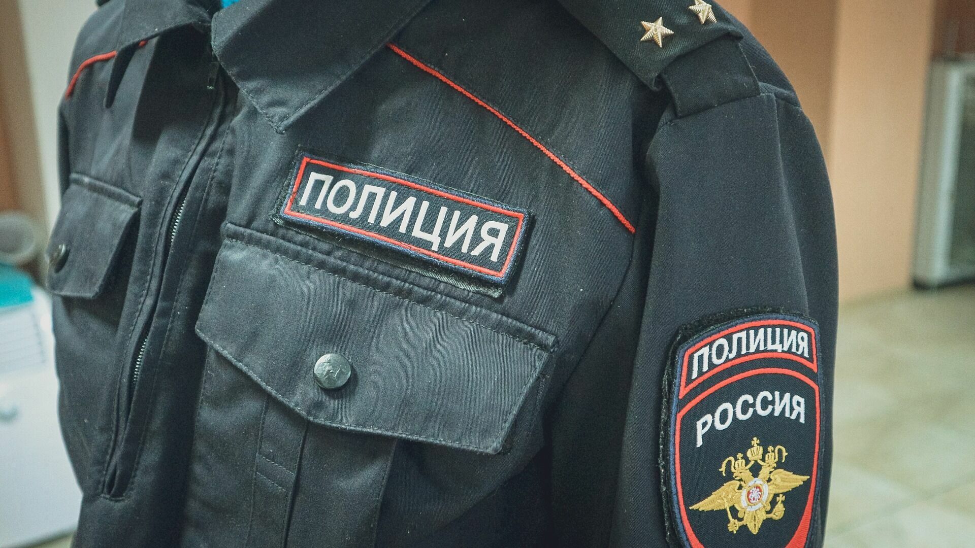 Полицейские и белгородцы задержали бегавшего по машинам на «Стадионе» мужчину