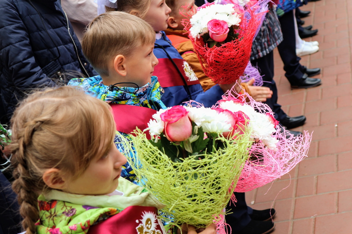 Семьи с детьми-школьниками получат в августе по 10 тысяч рублей