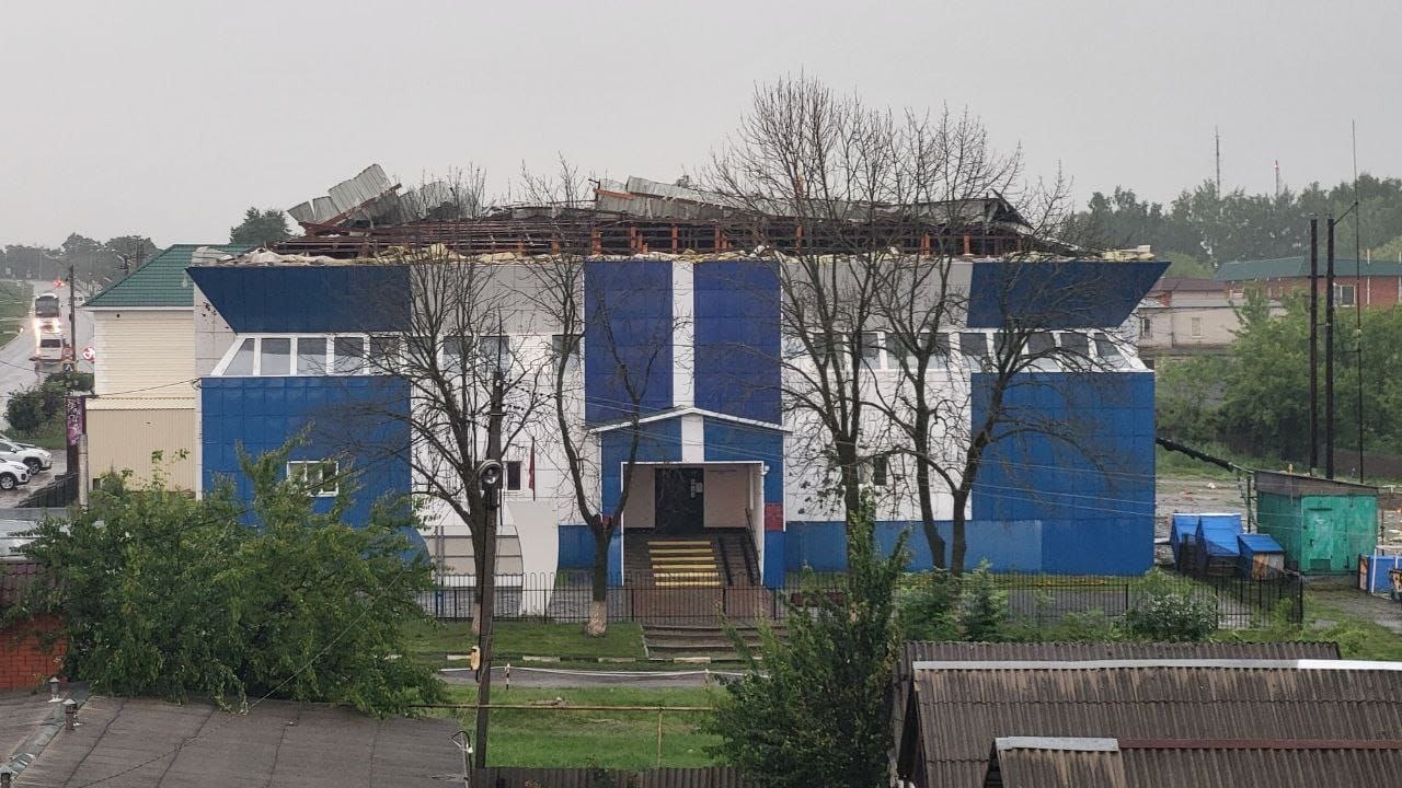 Подросток серьёзно пострадал во время работ на крыше ФОКа в Белгородской области