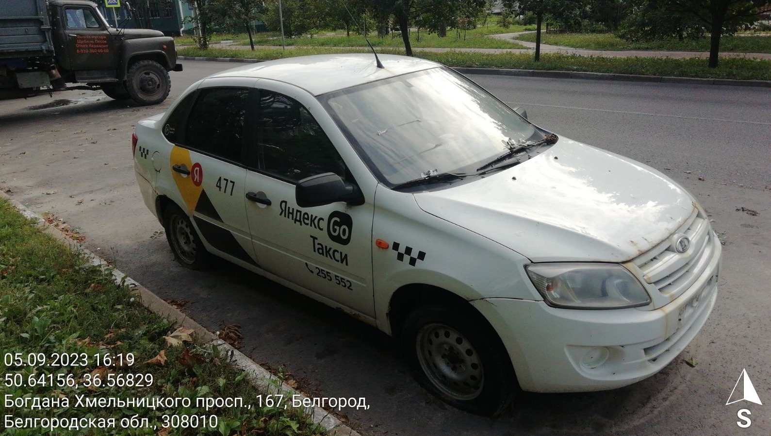 Брошенный автомобиль такси в Белгороде 