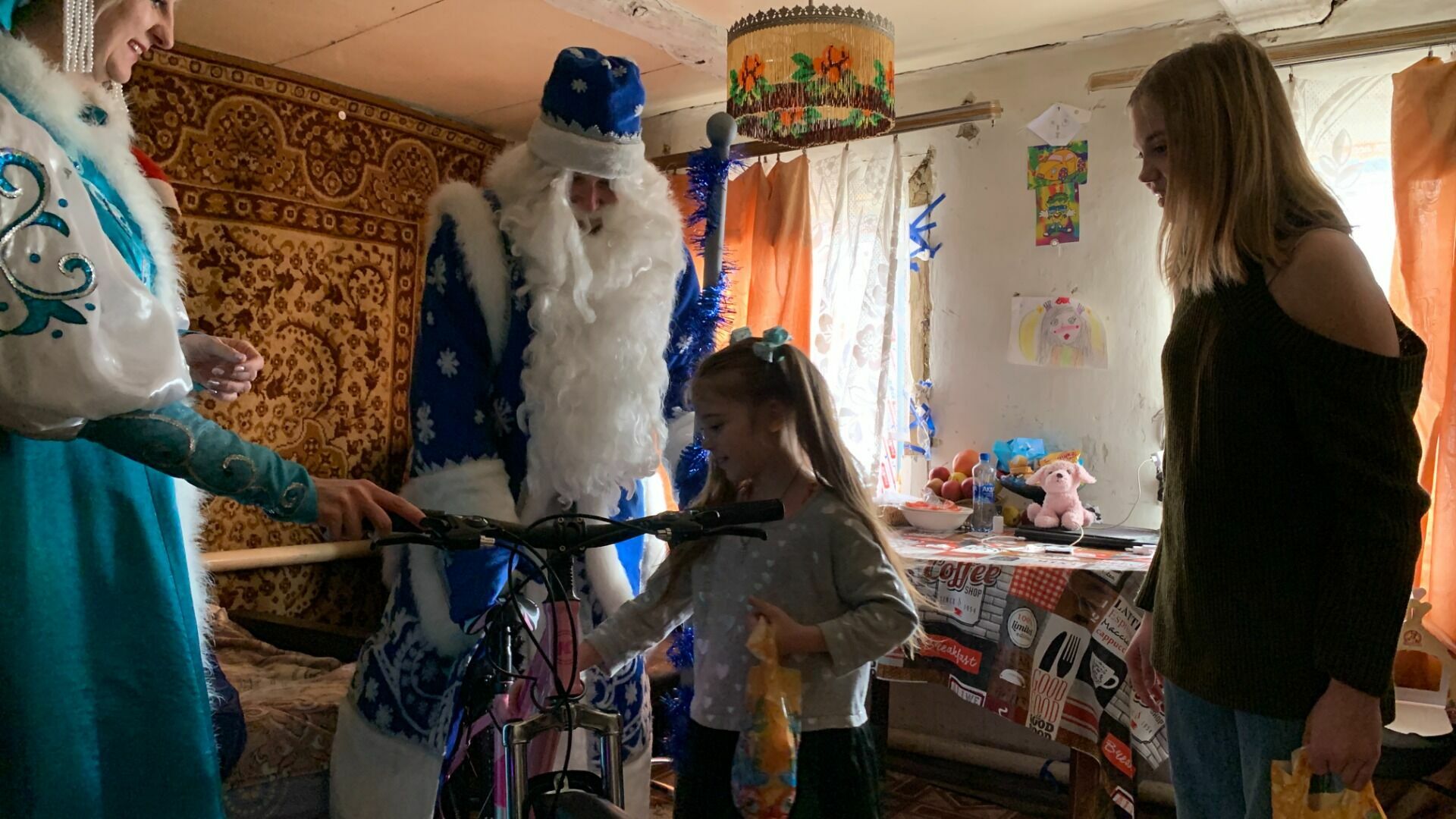 Боявшаяся попадания белгородского ПВО в Деда Мороза девочка получила от него подарки