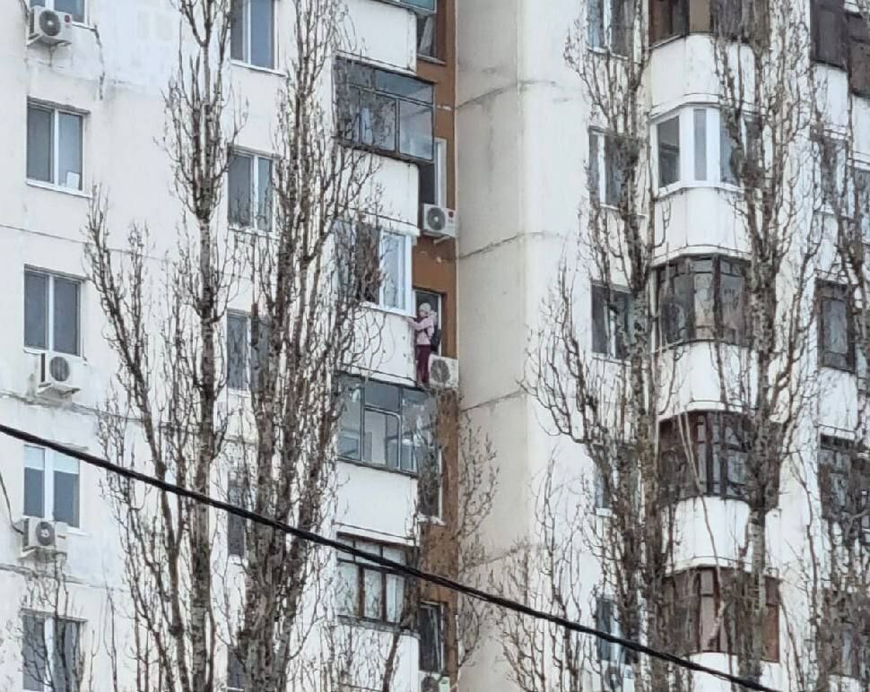 В Белгороде девочка вылезла на козырёк балкона на 11-м этаже