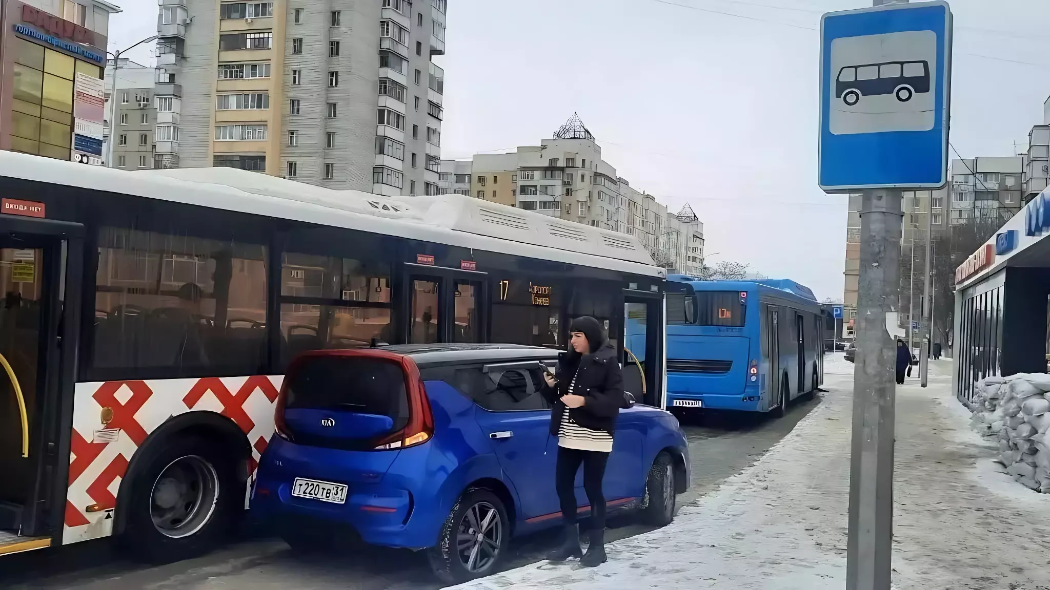 Белгородка припарковала авто на автобусной остановке