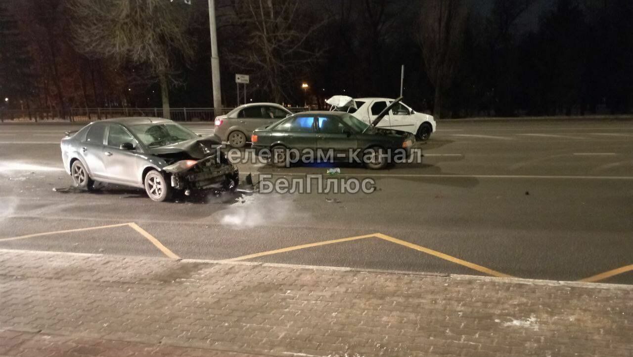В центре Белгорода столкнулись четыре автомобиля