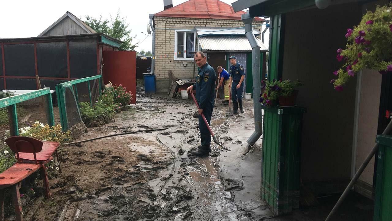 В Алексеевке работы по очистке от грязи после ливня идут третий день