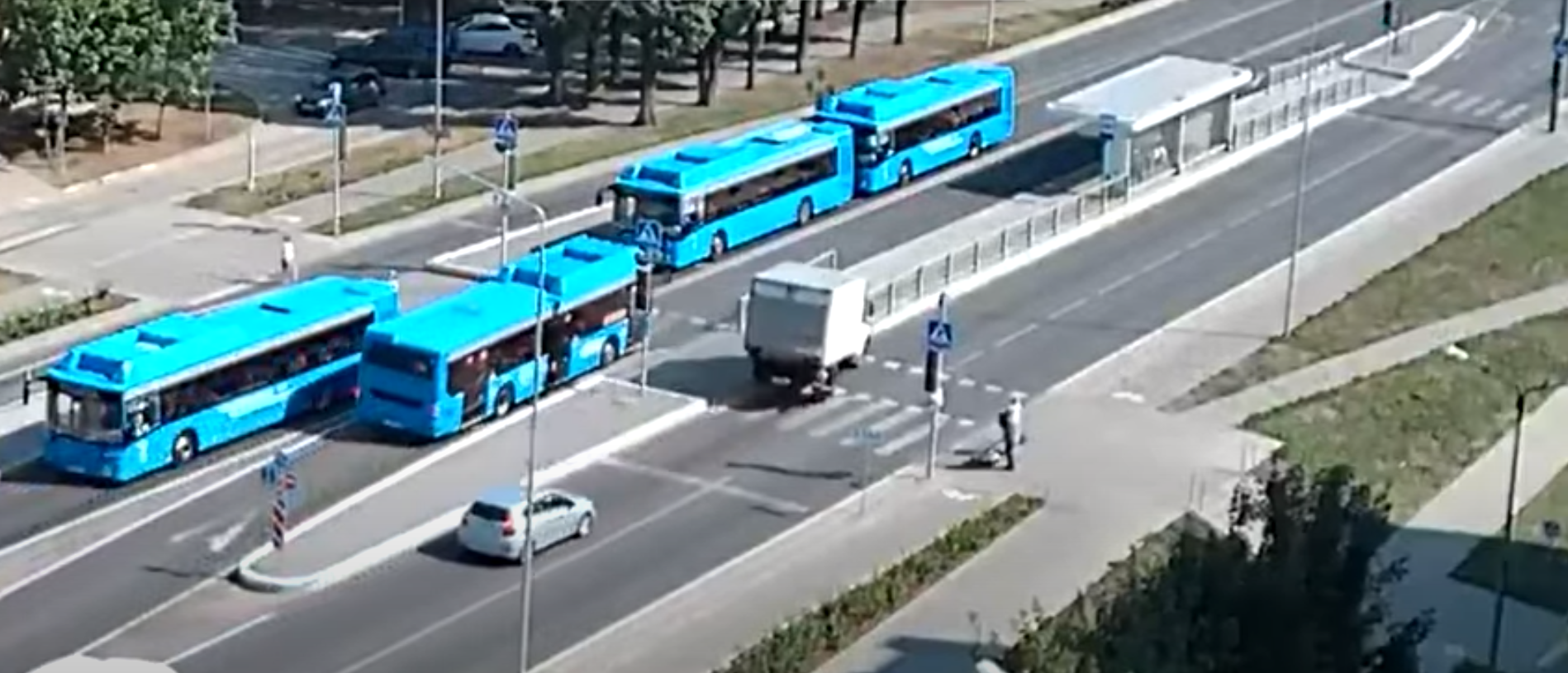 На улице Щорса в Белгороде грузовик въехал в остановку: видео