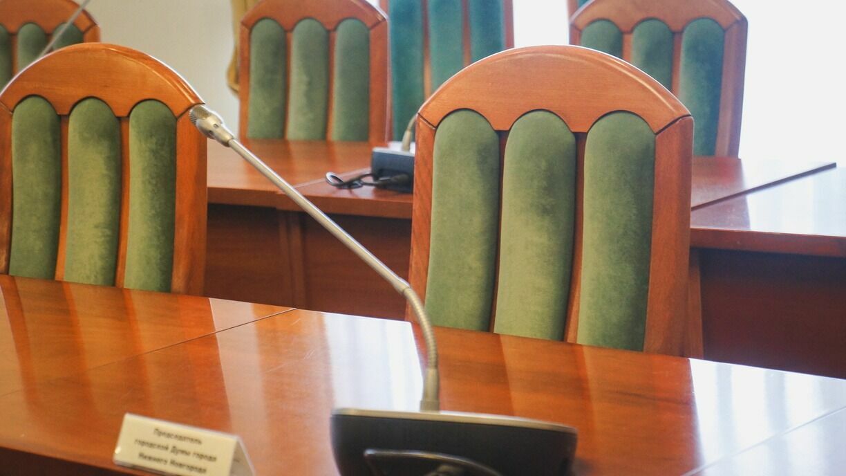 Депутаты горсовета поддержали уход Певзнера, несмотря на проверку в сфере коррупции