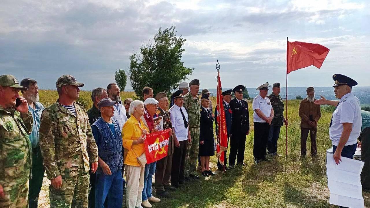 У Поклонного креста на Меловой горе в Белгороде подняли знамя Победы