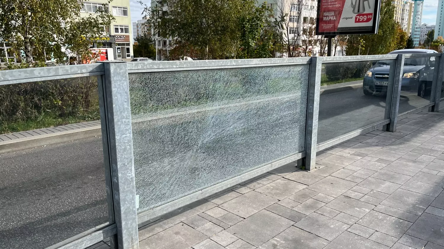 Разбитые стёкла на остановке в Белгороде