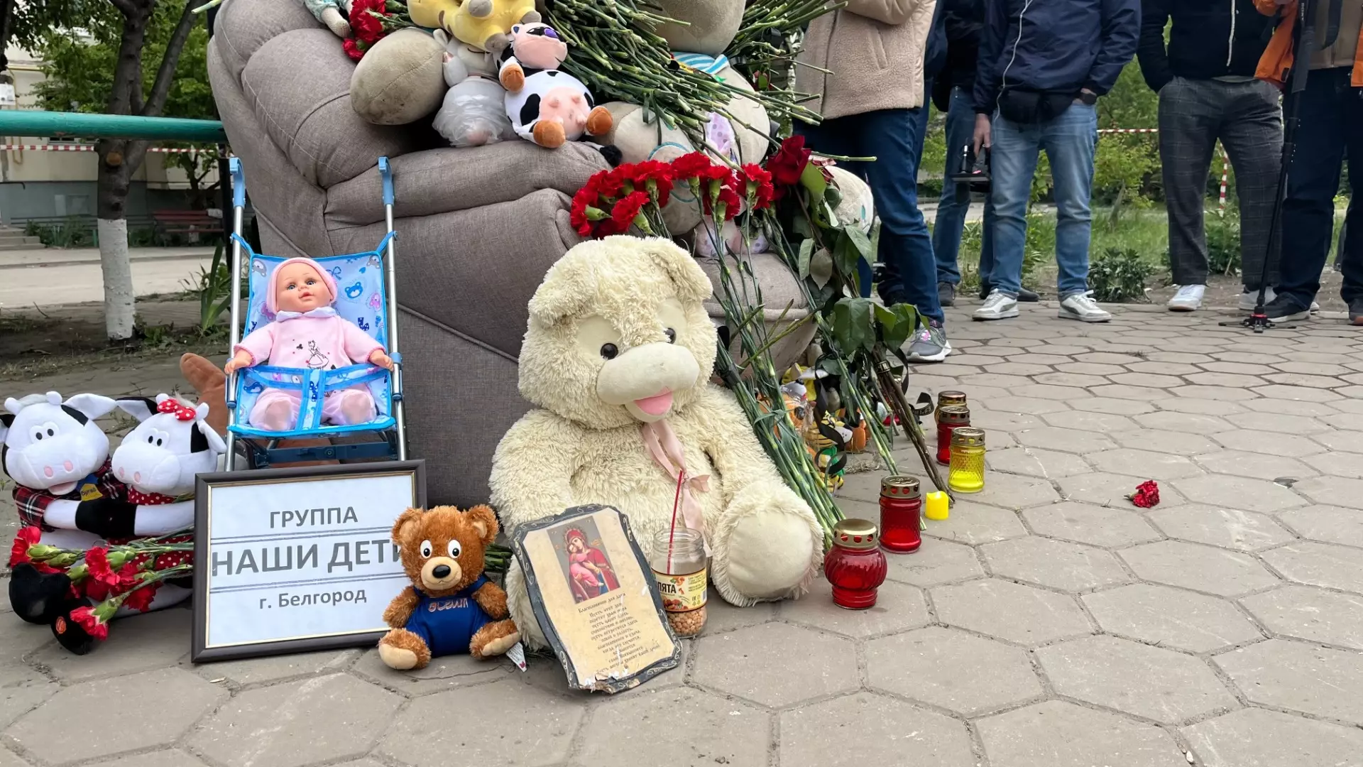 Стихийный мемориал появился на месте ЧП на улице Щорса в Белгороде