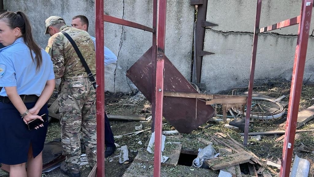 Беспилотник ВСУ уничтожил уличный туалет 