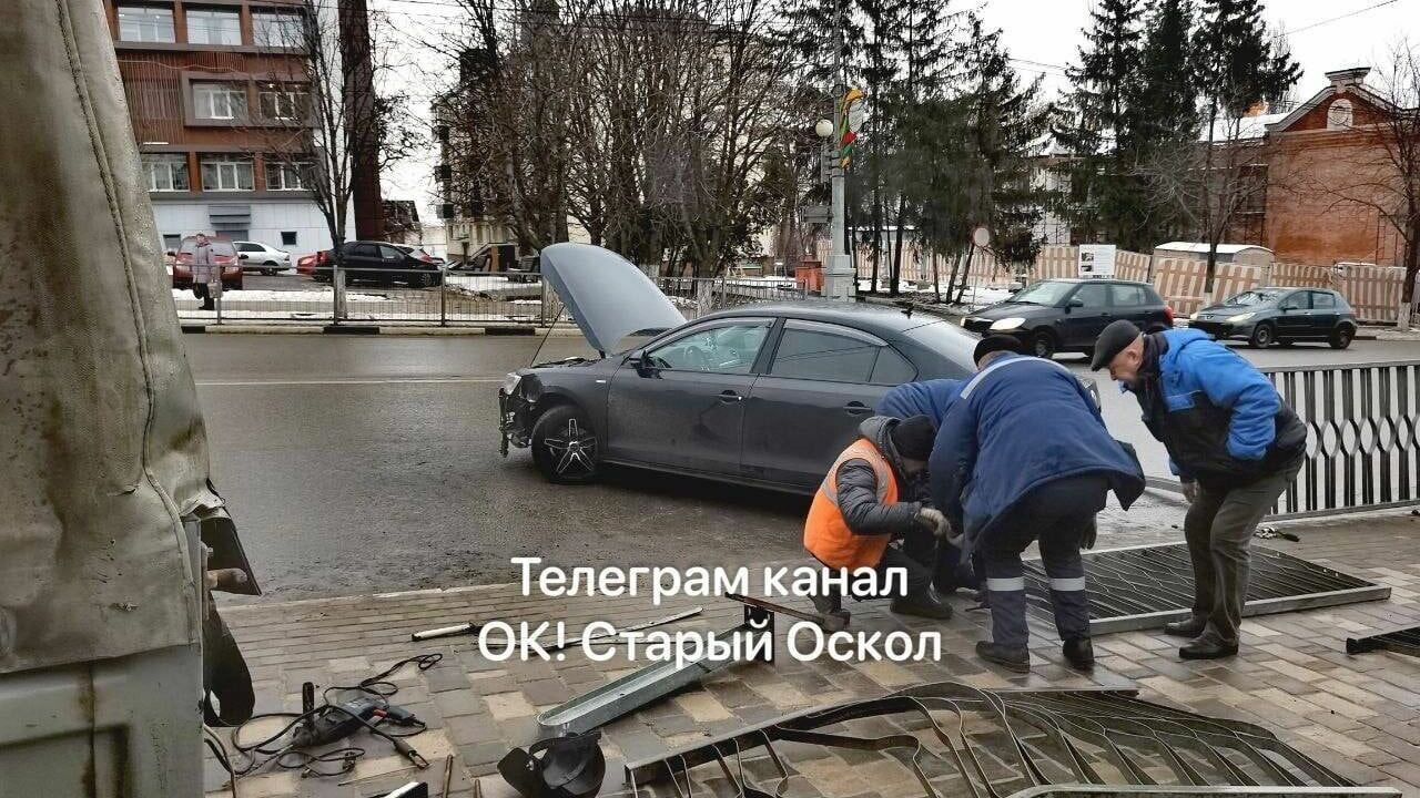 Водитель Volkswagen в Белгородской области снёс забор недалеко от администрации