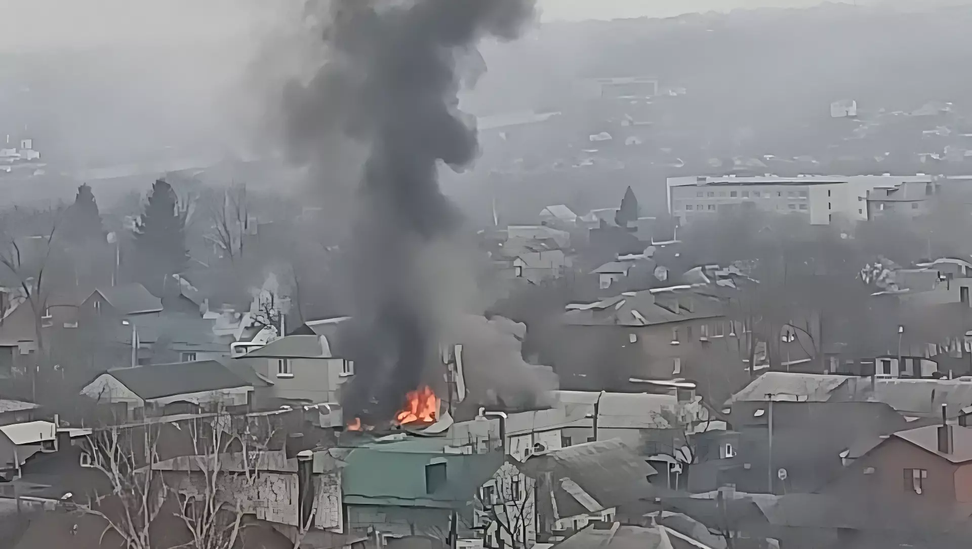 После очередного обстрела Белгорода есть разрушения, над городом поднимается дым