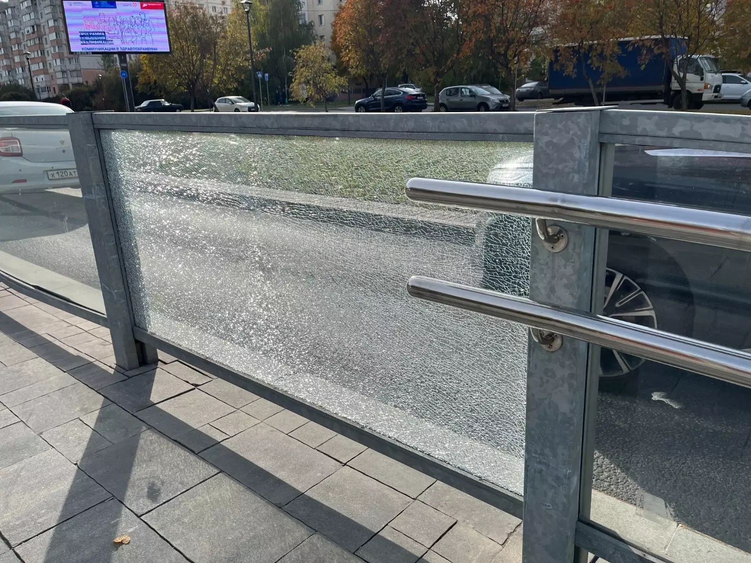 Разбитые стёкла на остановках в Белгороде