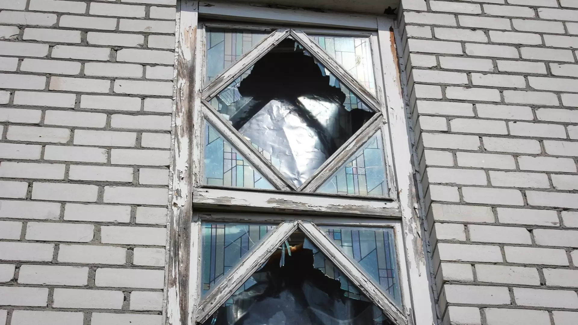 Разбитое окно