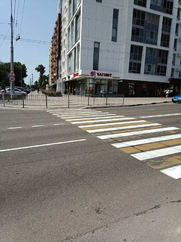 В Белгороде по ошибке обновили ведущий в забор закрытый пешеходный переход