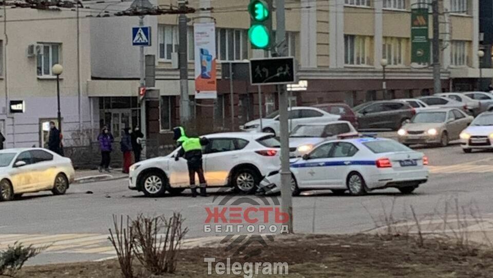 В центре Белгорода произошла авария с участием автомобиля ДПС