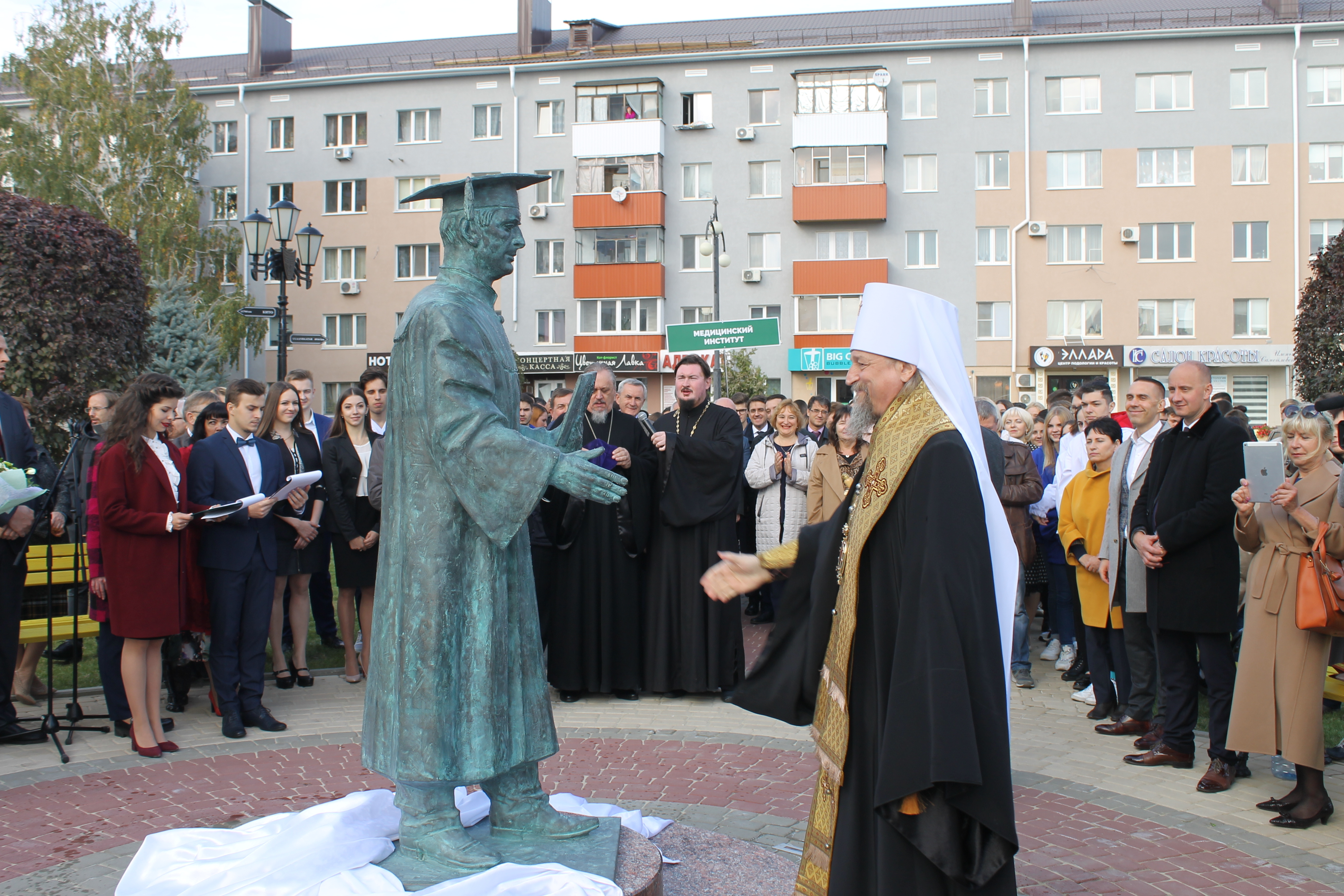 В Белгороде открыли контактную скульптуру «Вручение диплома»