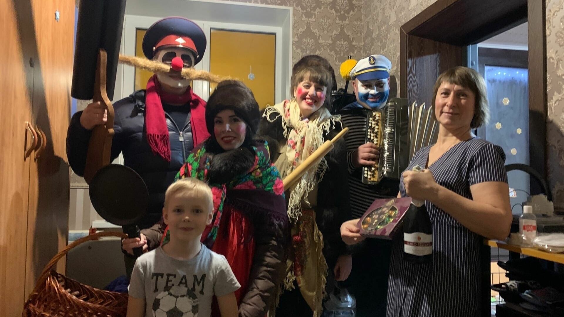 В щедрый вечер белгородцы ходили по домам в костюмах героев из «Деревни дураков»