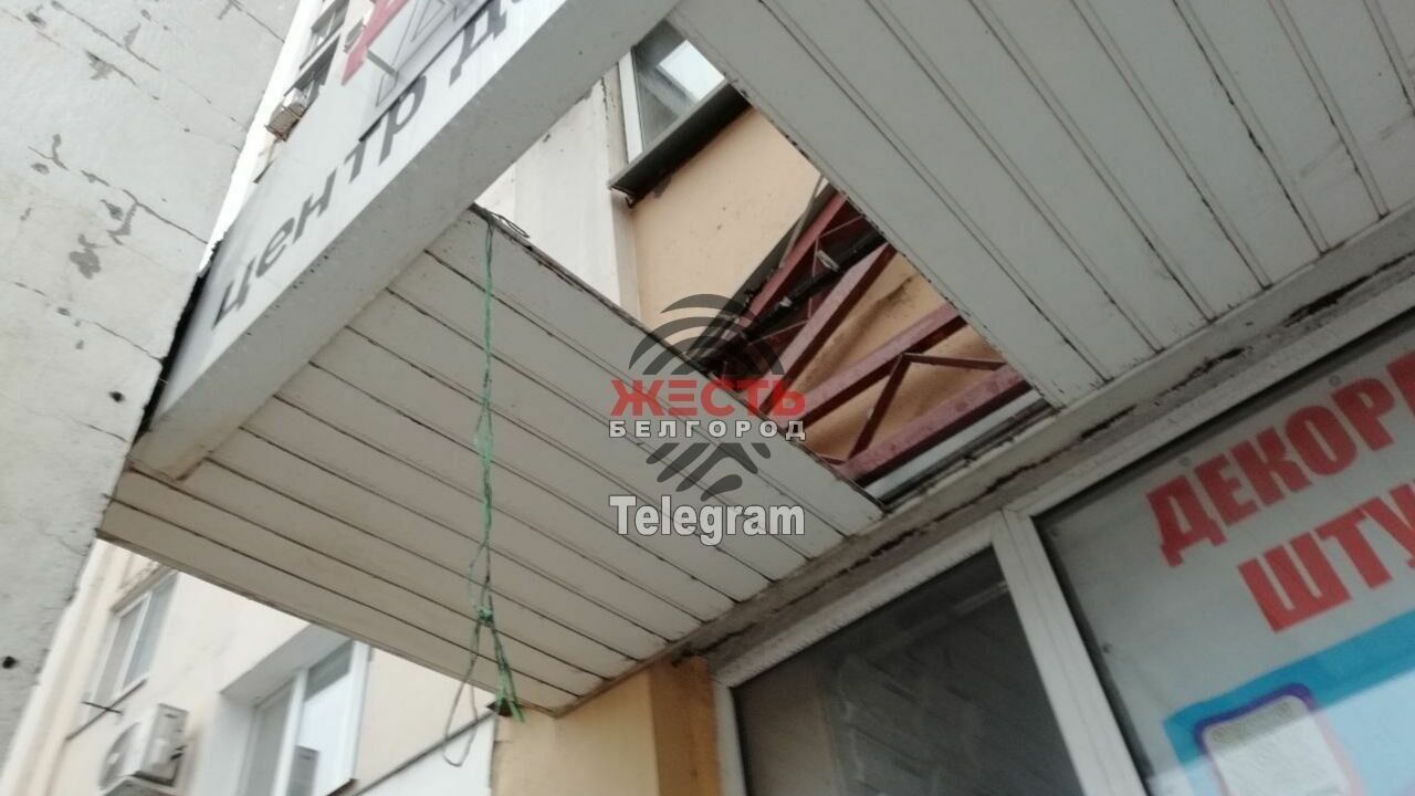 Обломок балкона пробил козырёк магазина в многоэтажке Белгорода