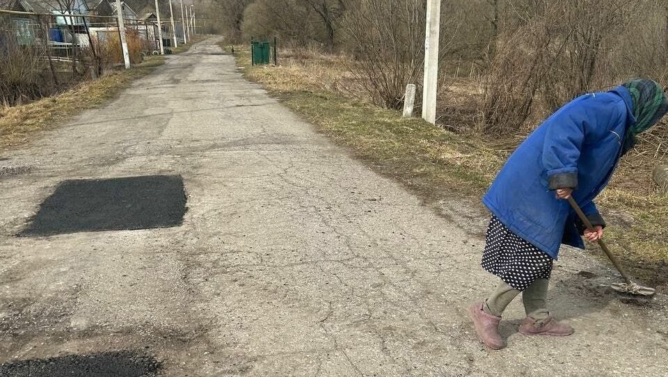 Белгородские чиновники назвали ложной информацию о бабушке, ремонтировавшей дорогу