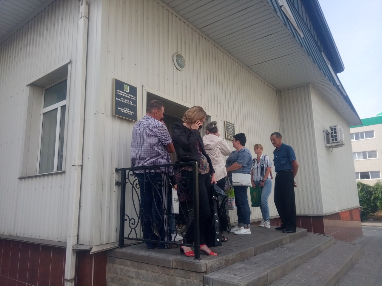 Квест на выживание: в Белгороде очередь к судебным приставам начинается с 5 утра