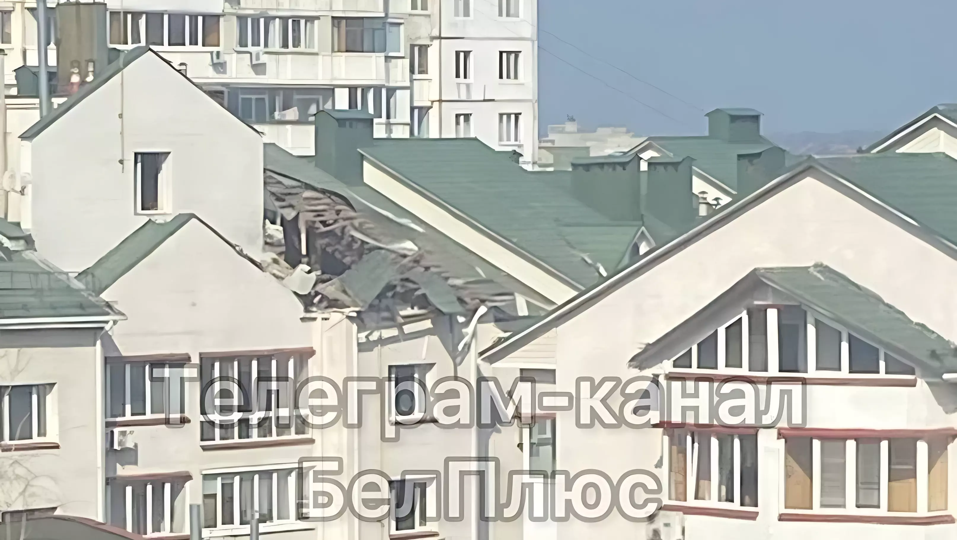 Повреждённая крыша МКД после обстрела ВСУ