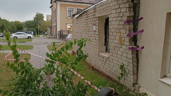 Разваливающуюся стену дома в Белгороде закрепили лентами