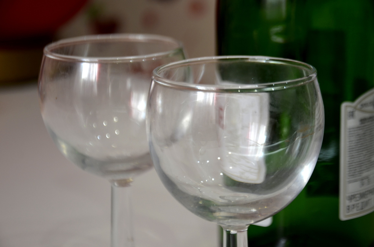 В Минздраве посоветовали «подольше чокаться, поменьше пить» за новогодним столом