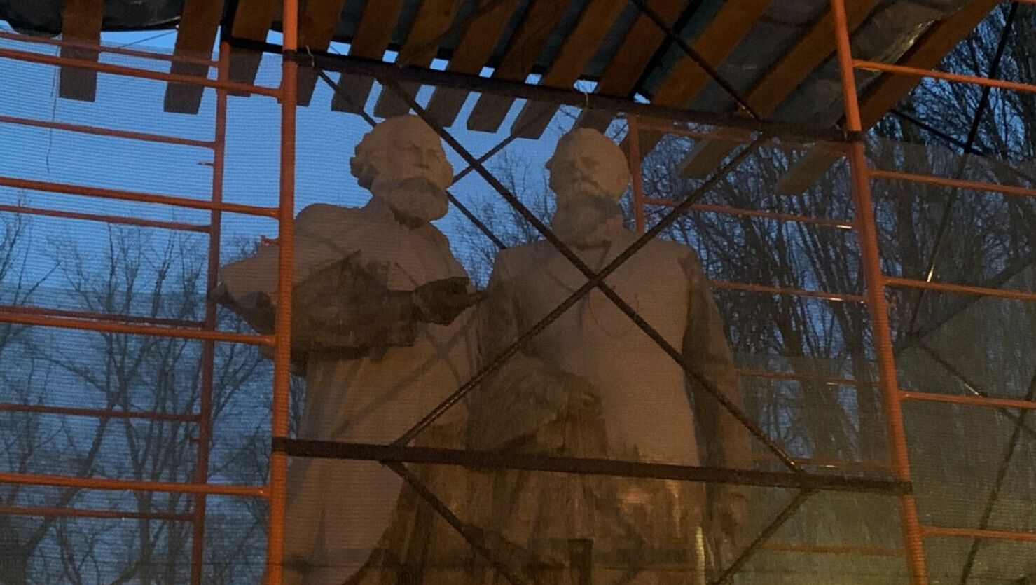 Марксу и Энгельсу в Центральном парке Белгорода вернули руки