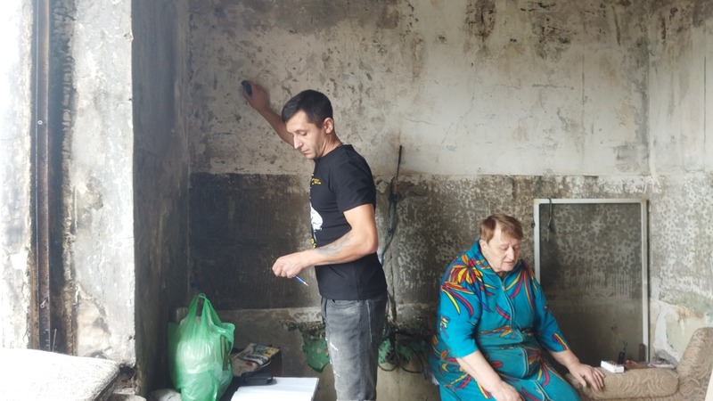 Добровольцы помогают пенсионерке из Старого Оскола восстановить квартиру после пожара