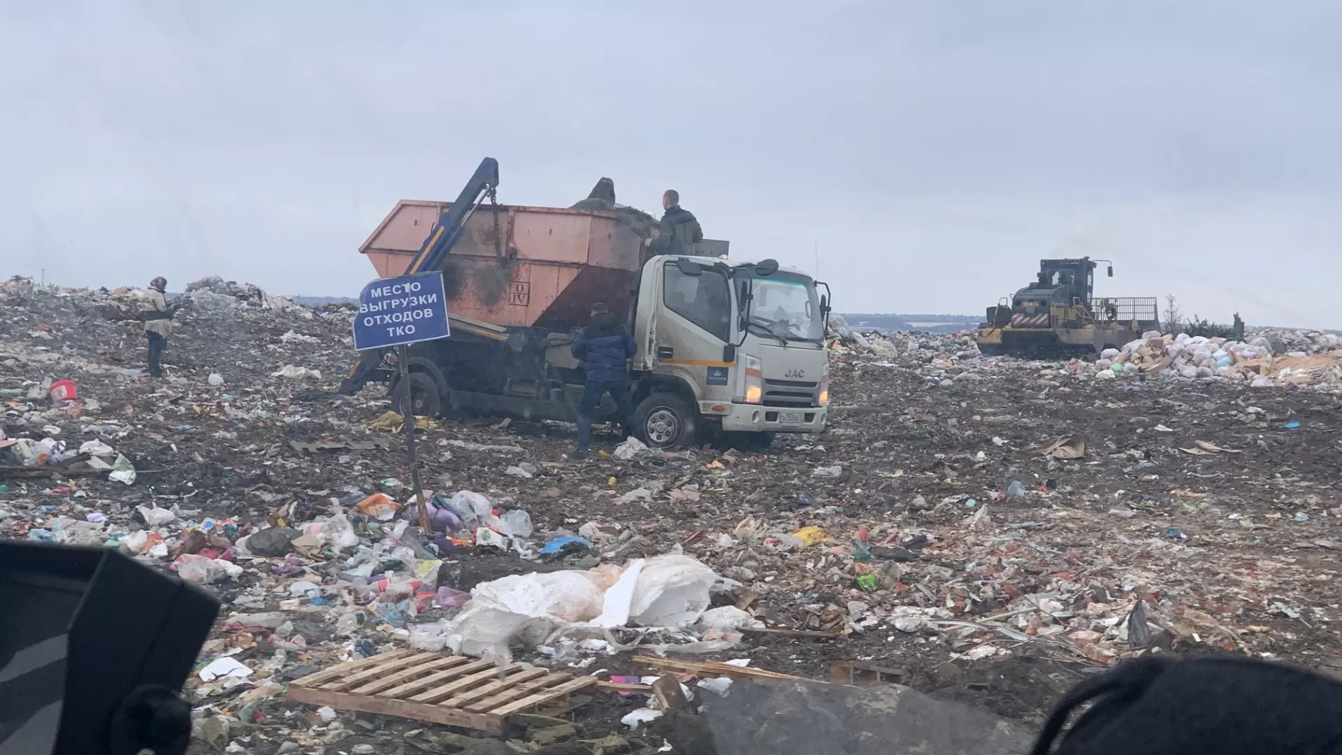 Водители мусоровозов жалуются на ужасные условия на полигоне под Белгородом