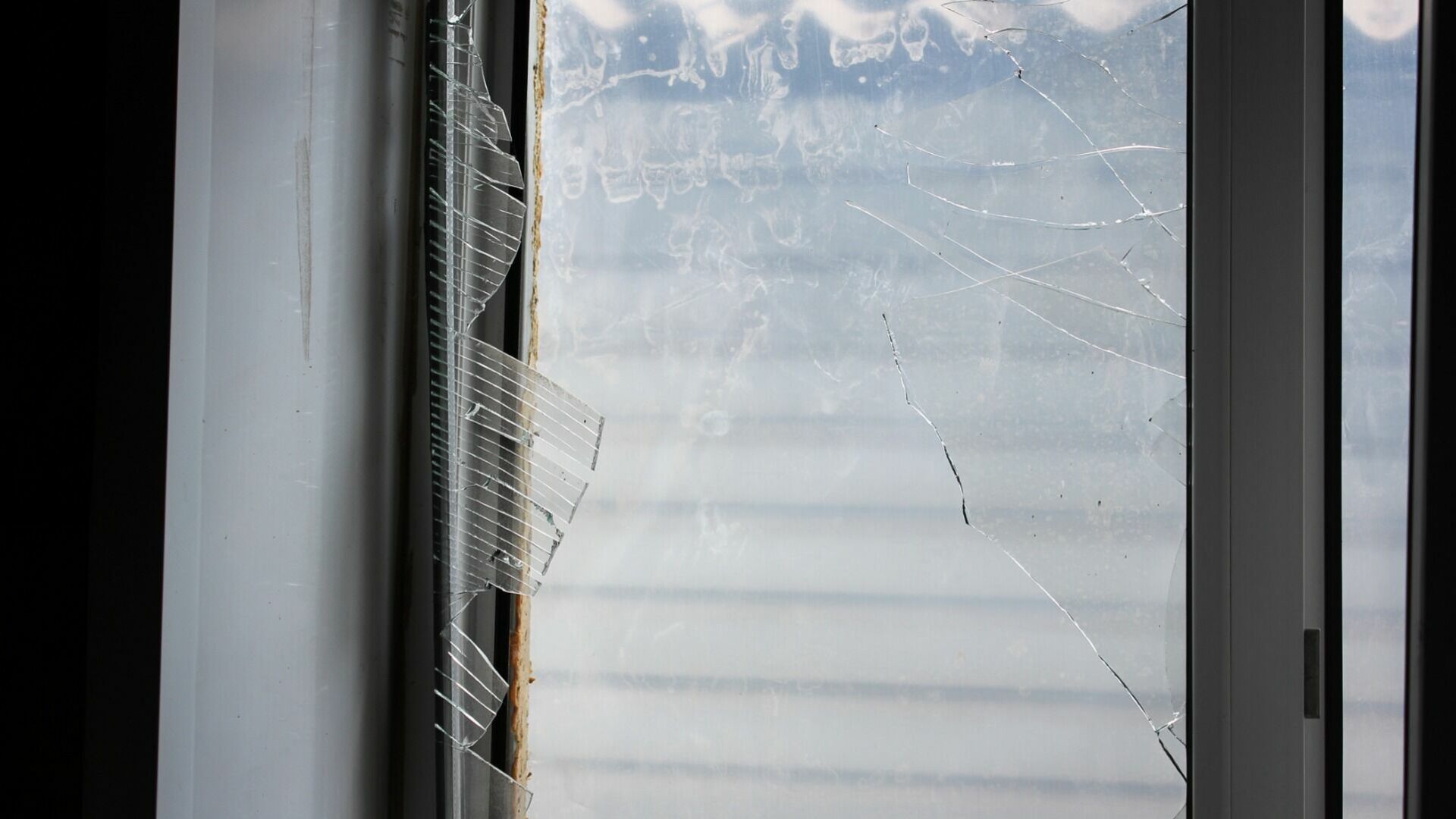 Белгородцы жалуются на неотремонтированные окна и кровлю после декабрьского обстрела