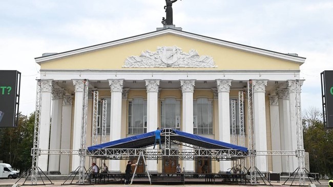 На Соборной площади в Белгороде монтируют сцену ко Дню города