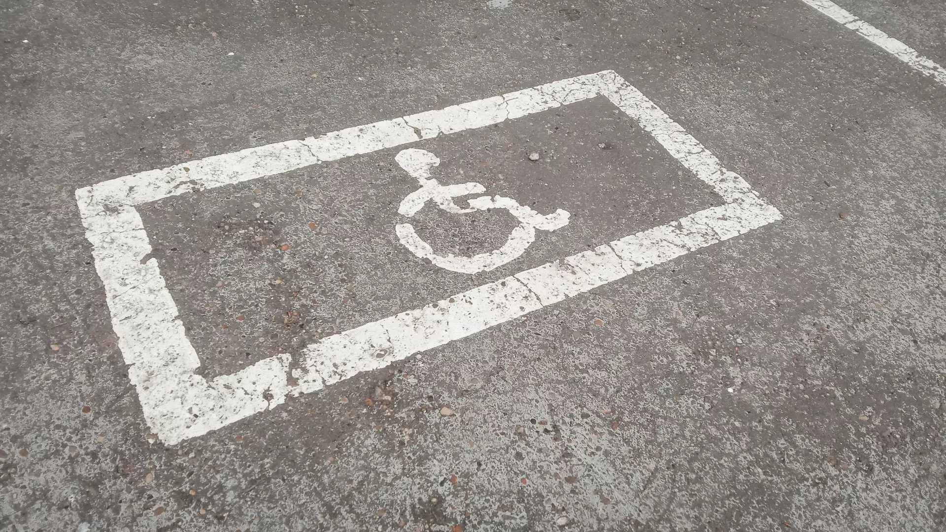 Прокуратура сделала замечание мэру Белгорода из-за парковок для инвалидов