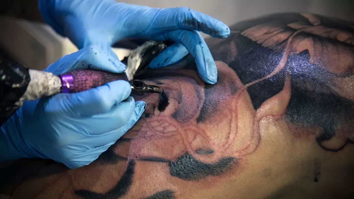 Эксперты рассказали о взаимосвязи татуировок и трудоустройстве