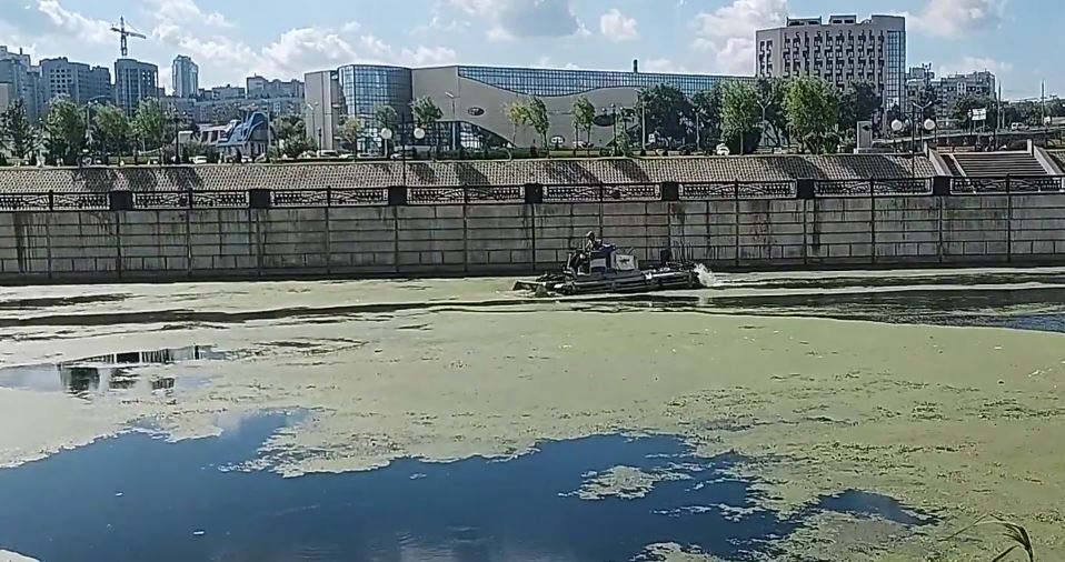 В Белгороде специальный аппарат чистит Везёлку от зелени