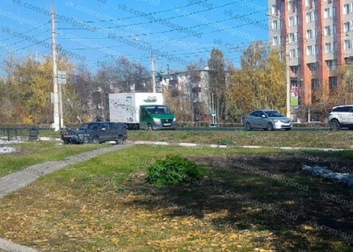 Автомобиль отбросило на скамейку после ДТП в Белгороде
