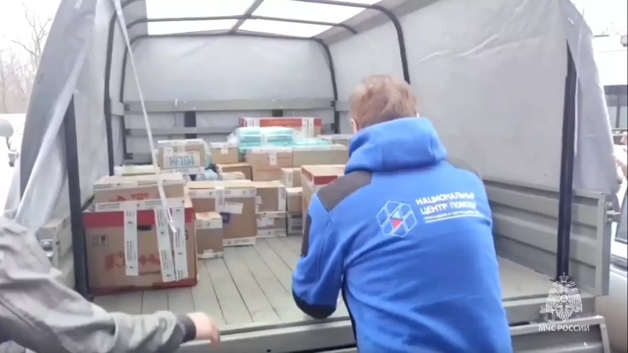 МЧС России и волонтёры предали гуманитарную помощь эвакуированным белгородцам