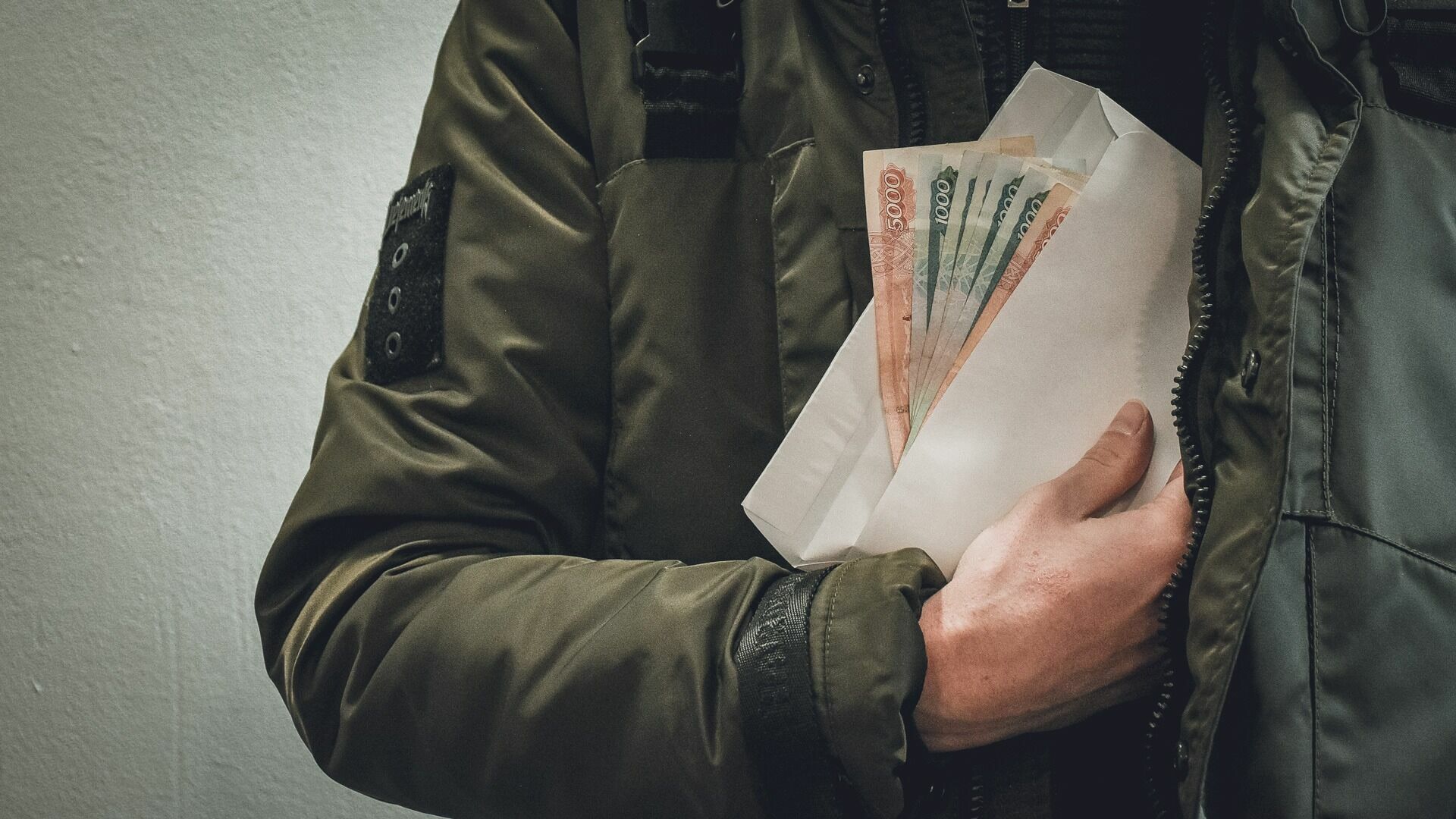 Экс-полицейского в Белгородской области наказали за мелкую взятку от военного