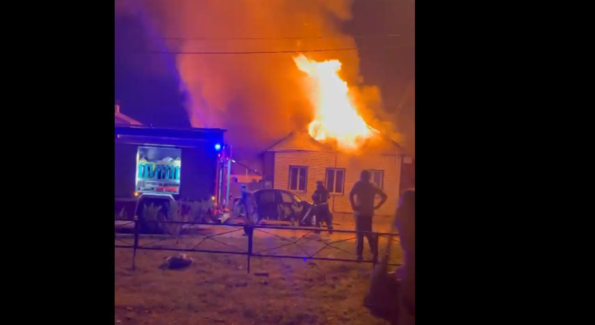 После серии громких хлопков в центре Белгорода загорелся частный дом
