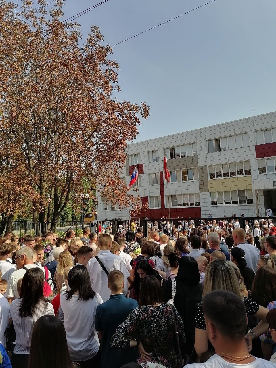 Толпа у школы в Северном