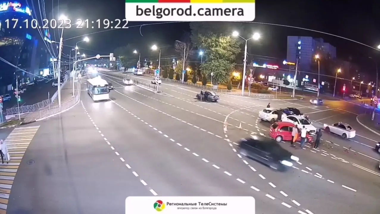 В Сети показали кадры массового ДТП на перекрёстке Богданки и Железнякова