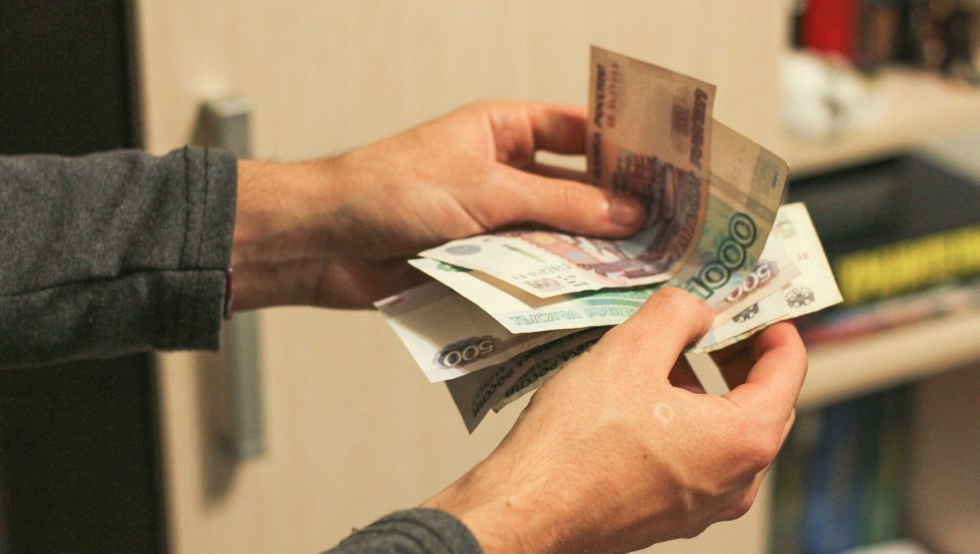 Молодой белгородец украл у мужчины 20 тысяч рублей в подъезде по улице Щорса