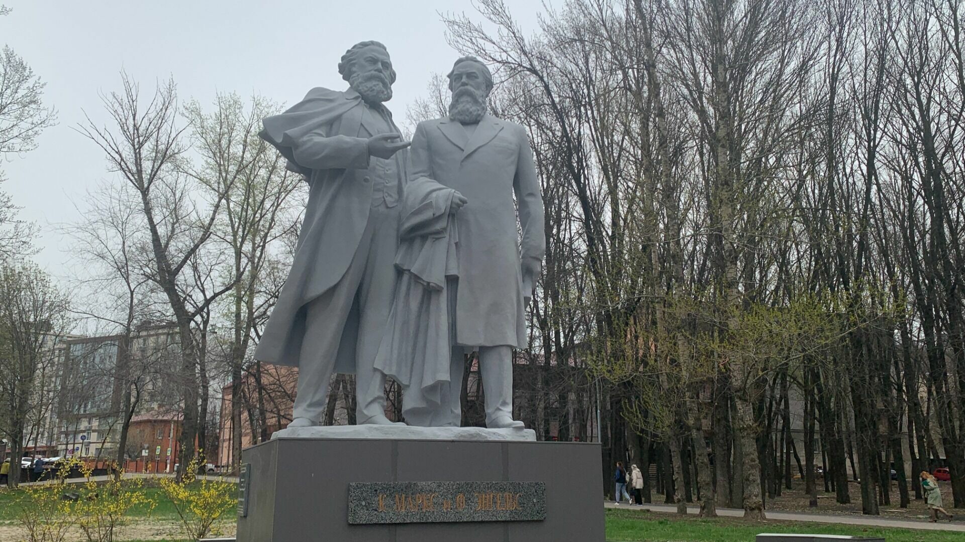 Памятник Марксу и Энгельсу отремонтировали в Белгороде