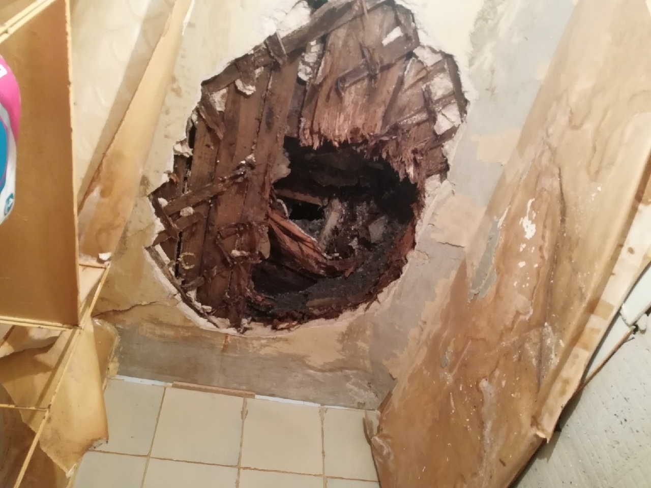 В проблемном жилом доме на Гражданском проспекте в Белгороде начал рушиться потолок