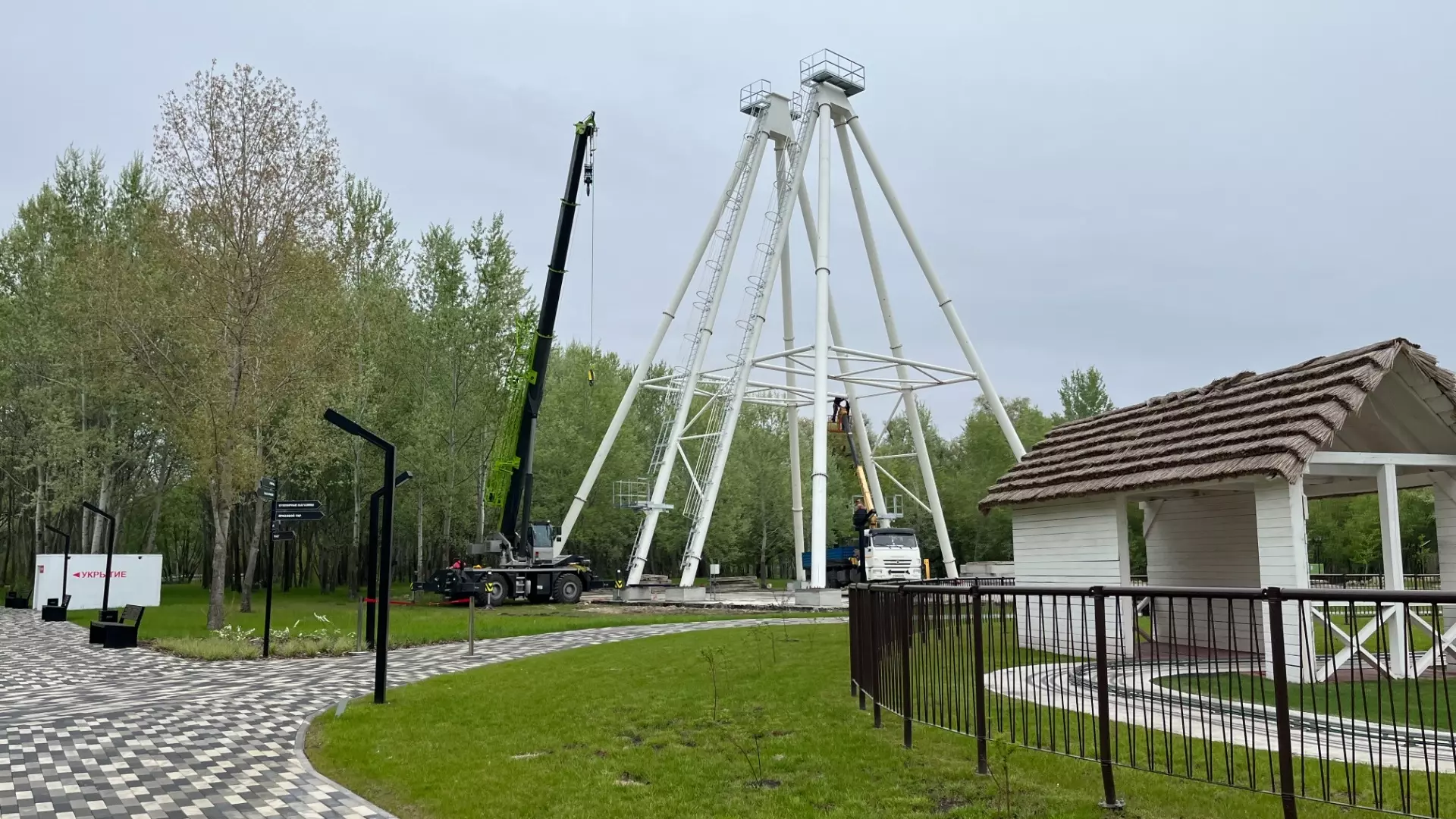 Колесо обозрения устанавливают в парке «Калейдоскоп» в Белгороде