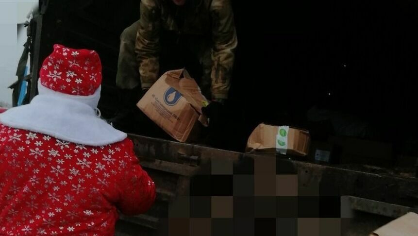 Дед Мороз развозит подарки военным в Белгородской области