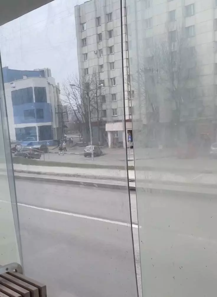Стекло на остановке «Контакт» по улице Щорса в Белгороде