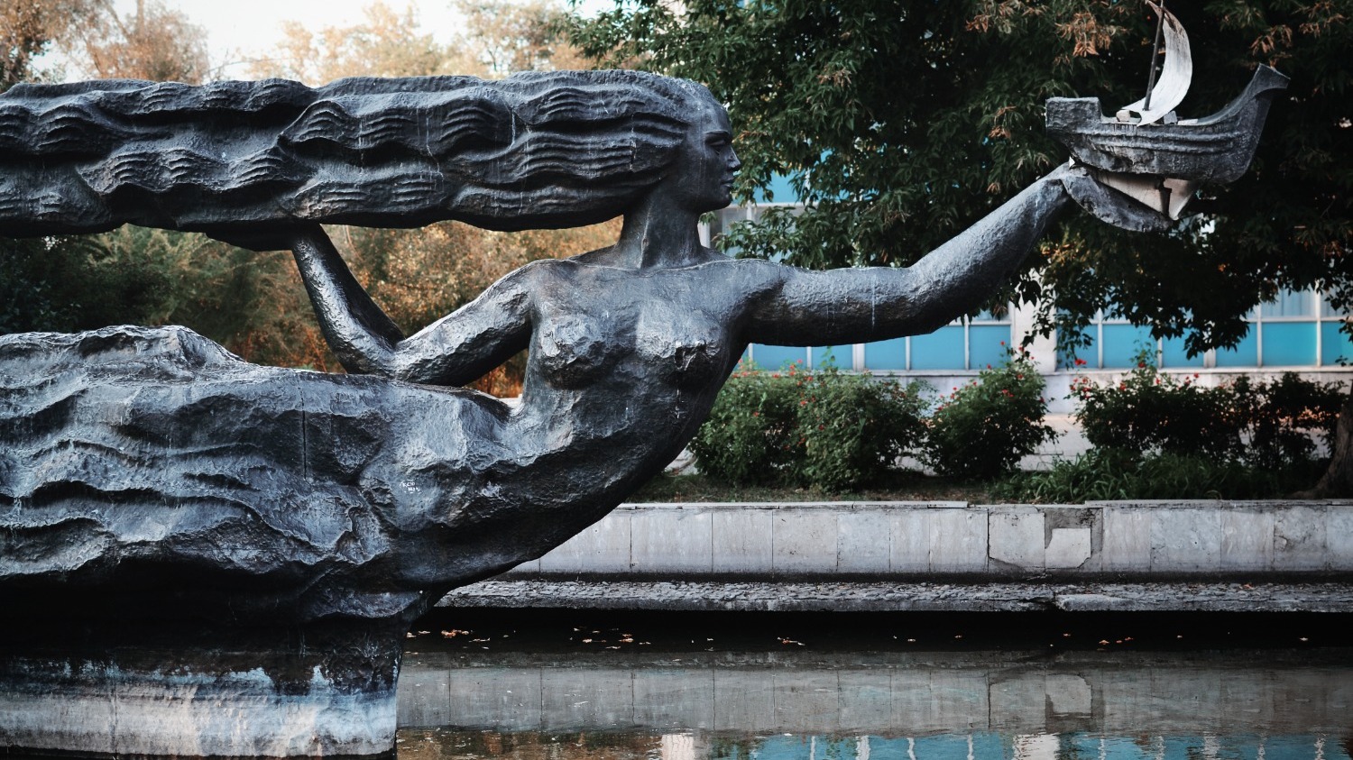 Скульптура в фонтане у ДК "Химик" в Красноармейском районе